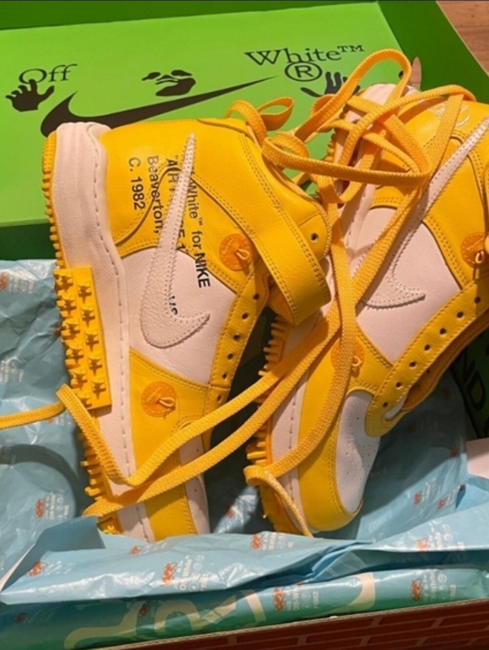 Stylish Yellow and White Sneakers - Picture 6 of 8
